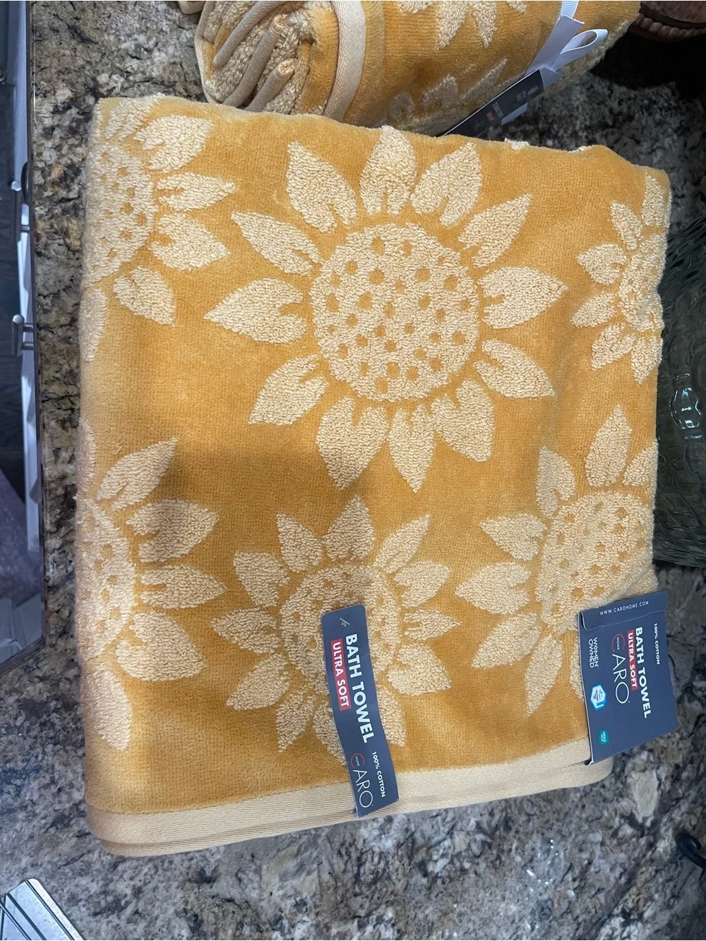 Caro Home plush yellow sunflower bath, hand, and tip towels bundle - Brand new!